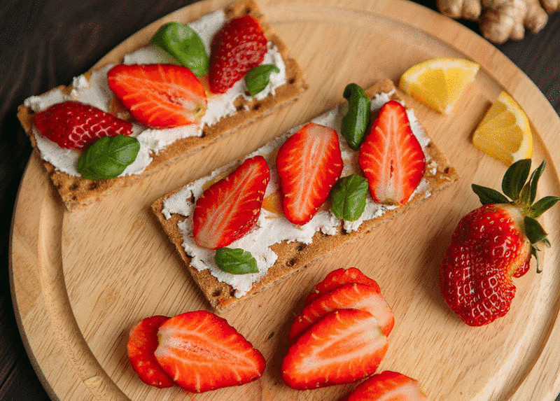 хлебцы с йогуртом и клубникой