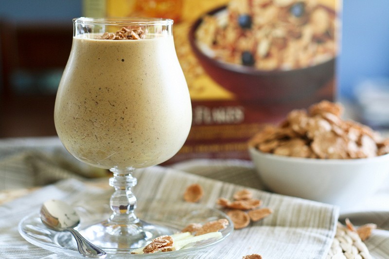 йогурт с яблочным соком и хлопьями