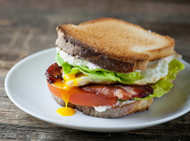 сэндвич с яичницей