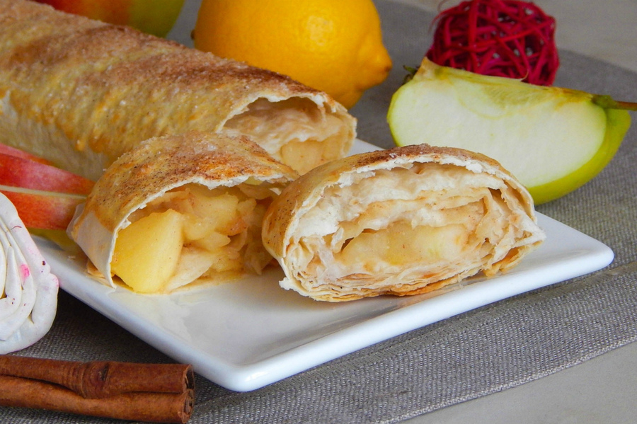 рулет с яблоками
