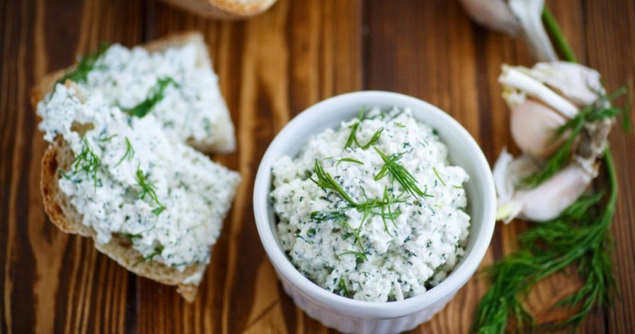 тосты с творогом и зеленью