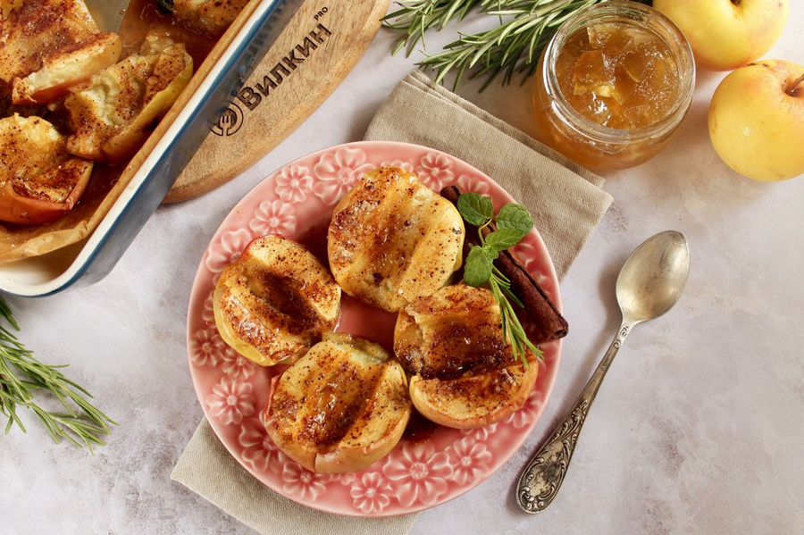 печёное яблоко с корицей