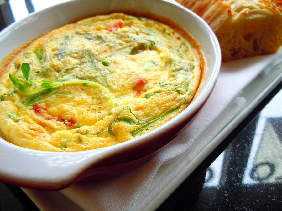 омлет на сырной подушке